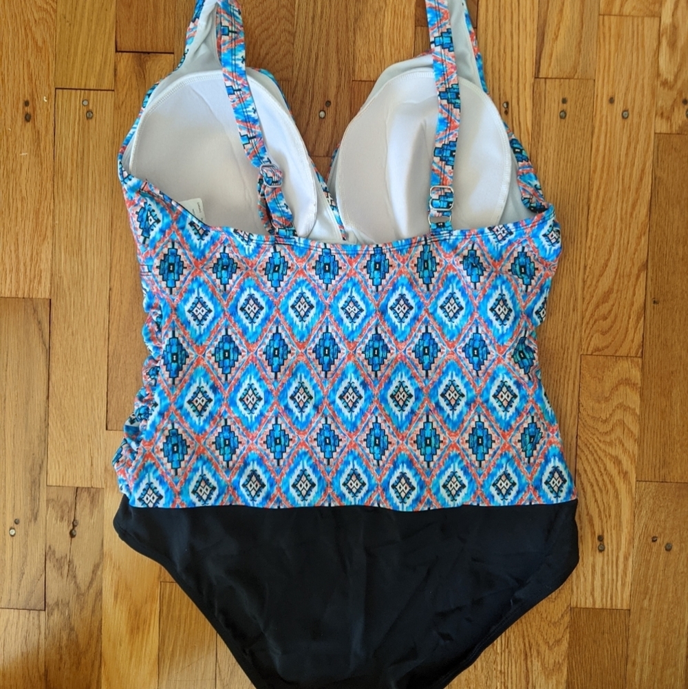 Jantzen Geometric Swimsuit - Picture 2 of 7